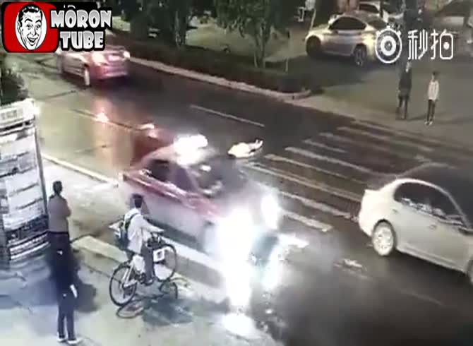 Video :A woman in China survives a huge explosion
